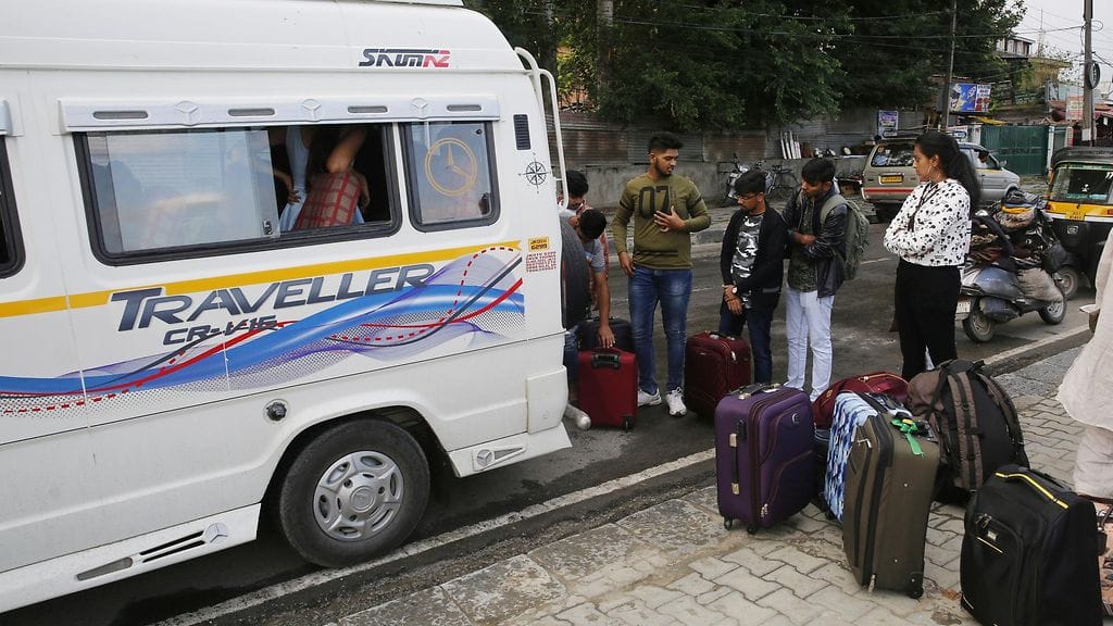 Intian hallitus on varoittanut terrorismin uhasta ja kehottanut turisteja poistumaan Kashmirin alueelta välittömästi.