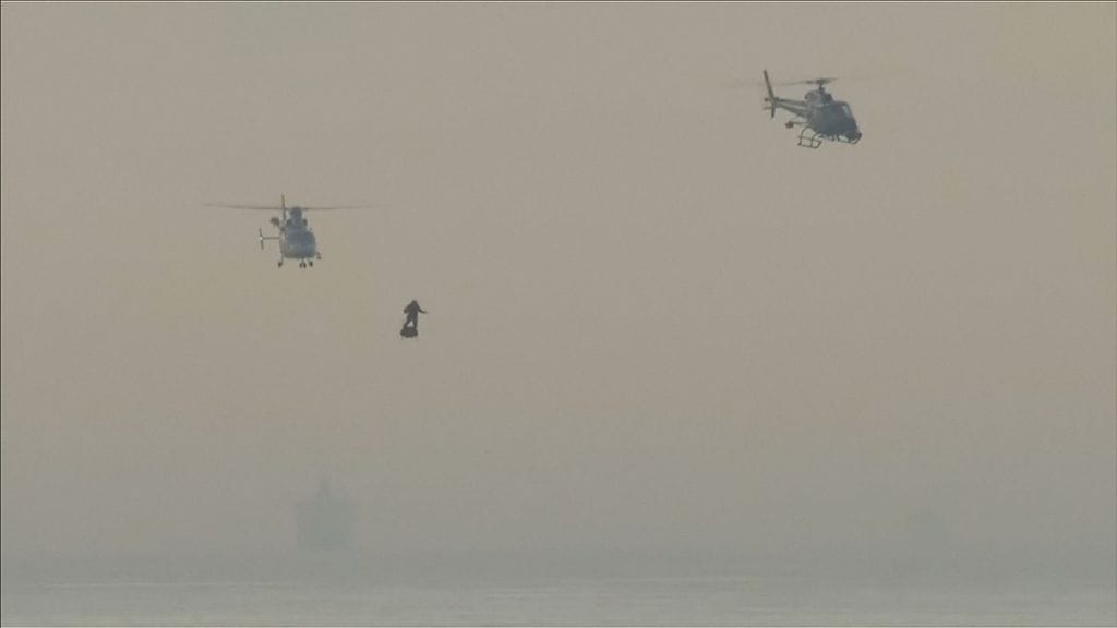 Lentävä ranskalaiskeksijä liihotti itsetehdyllä lentolaudalla Englannin kanaalin yli.