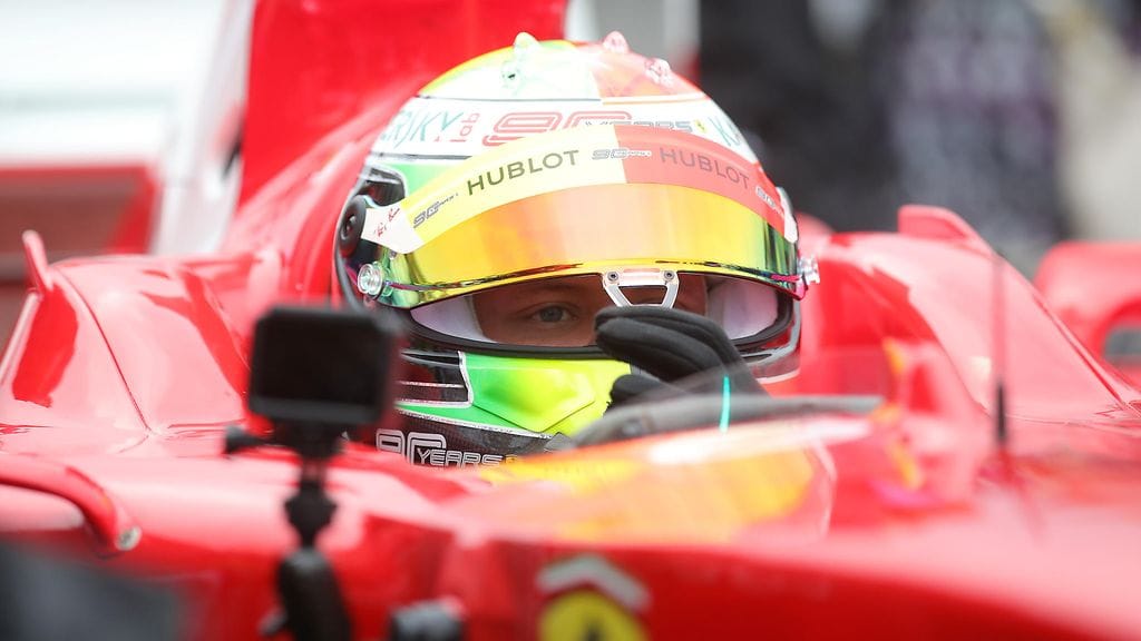 Mick Schumacher teki Saksassa näytösajon isänsä Michaelin vuoden 2004 Ferrarin F1-autolla.