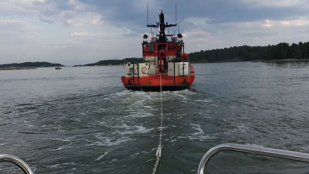 Oikarisen vene Porkkalan Meripelastusseuran pelastusveneen hinauksessa.