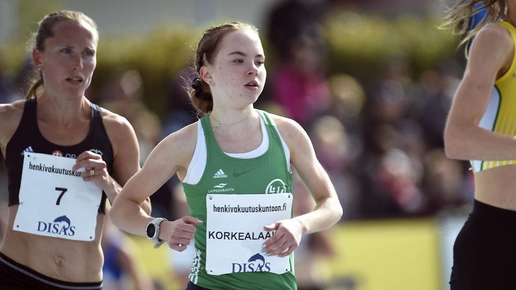 17-vuotias Moona Korkealaakso juoksi Suomen mestariksi kovalla ajalla.