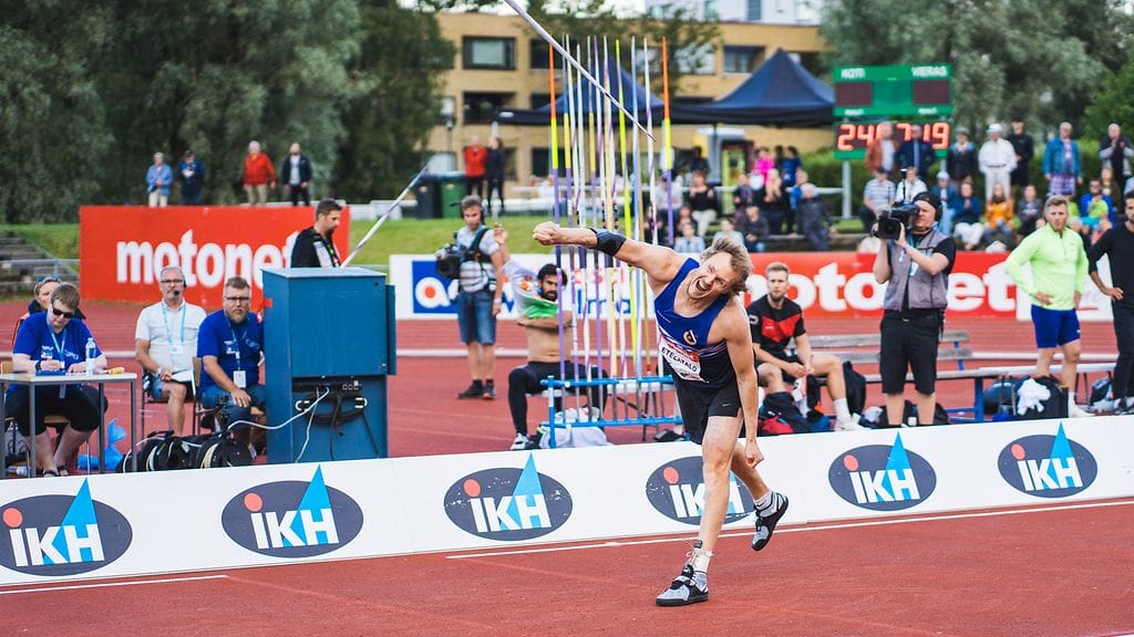 Lassi Etelätalo kiskaisi SM-kultaa viimeisellä heitollaan.