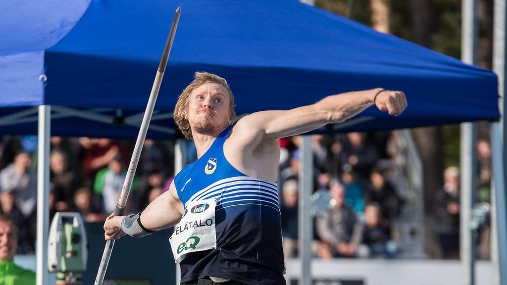 Lassi Etelätalo kiskaisi itsensä Suomen mestariksi MM-rajan ylittäneellä heitolla.
