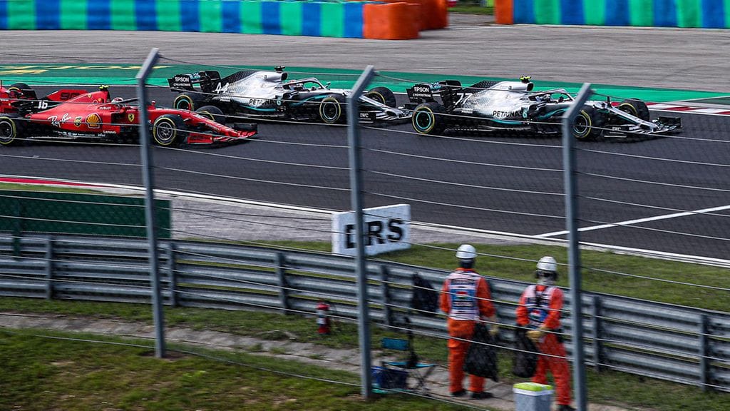 Valtteri Bottas joutui kovaan paineeseen Unkarin GP:n startissa.