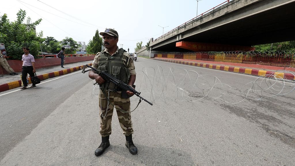 Kashmirin kohtalosta osattiin spekuloida jo etukäteen, sillä Intia on viime päivien aikana lisännyt tuntuvasti joukkojensa määrää jo entuudestaan sotilasvoimastaan tunnetulla alueella.