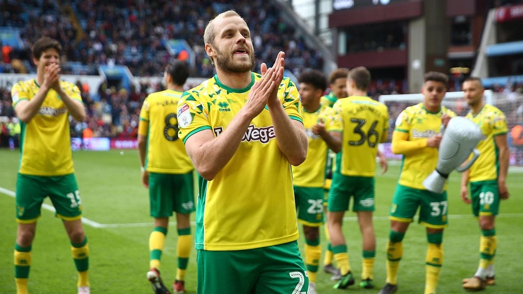 Teemu Pukki juhli kauden päätyttyä nousua Valioliigaan.