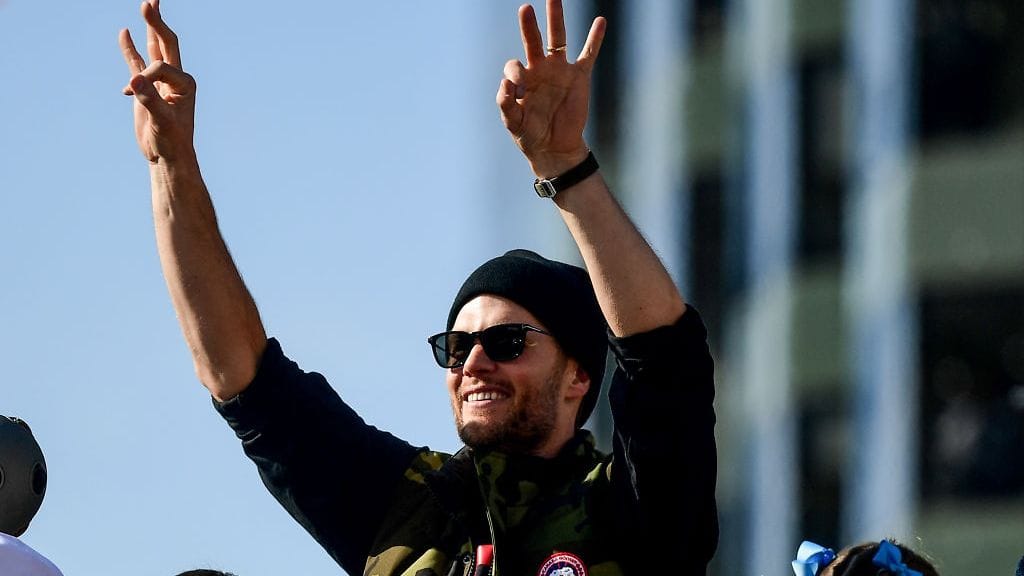 Tom Brady juhli Super Bowlin mestaruusparaatissa viime kauden päätteeksi.