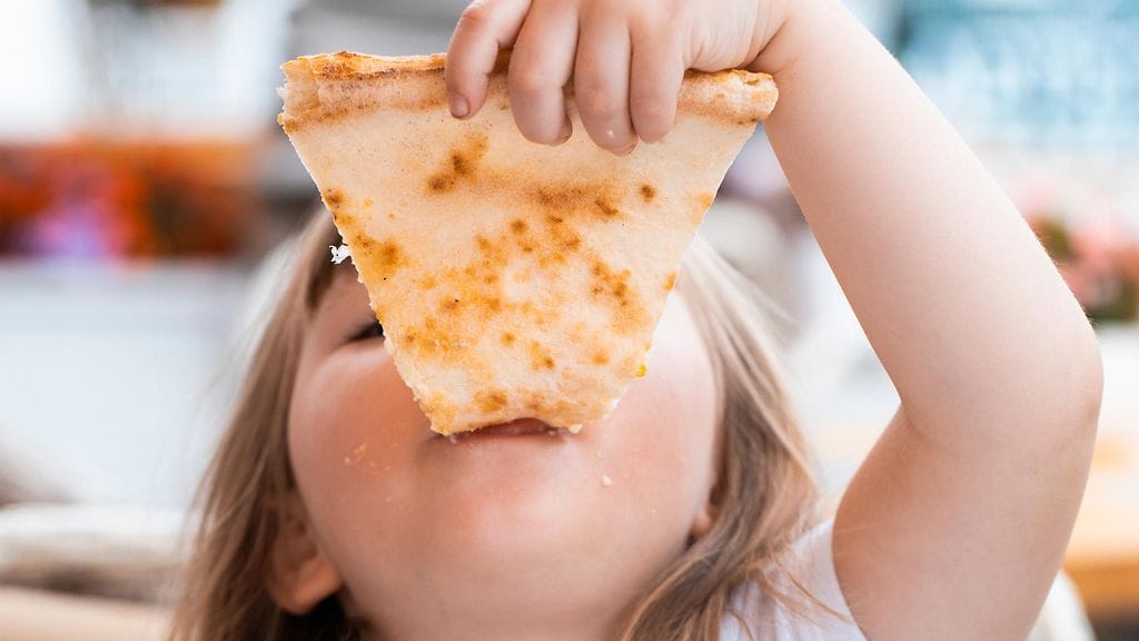 Usein tapahtuva ylensyönti lapsena voi olla merkki myöhemmin puhkeavasta ahmimishäiriöstä. Kuvituskuva.