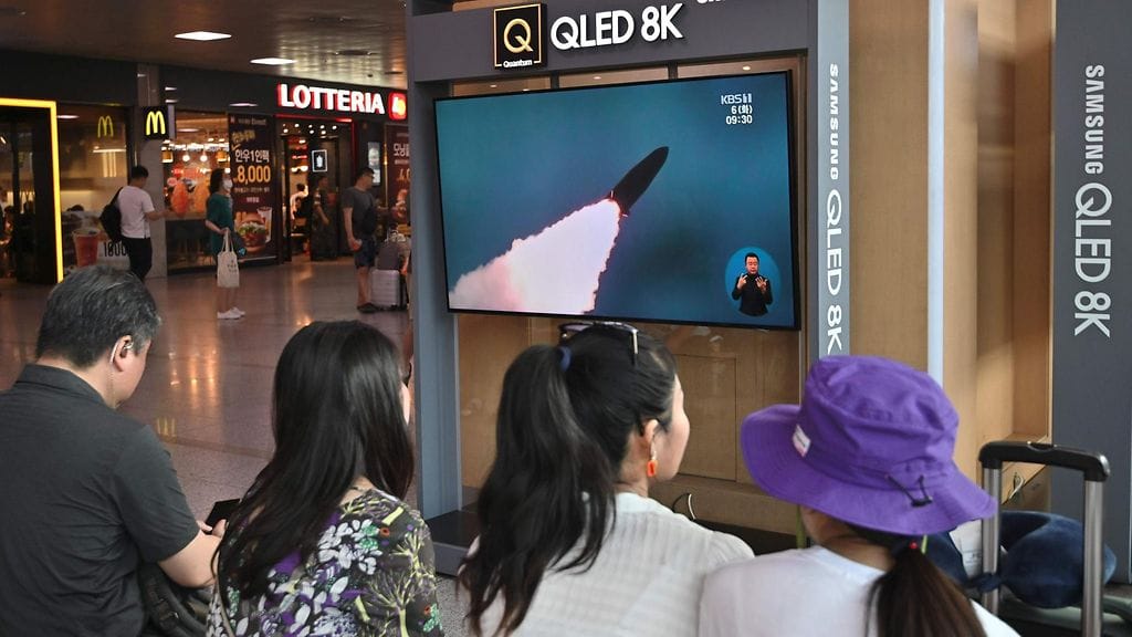 Ihmiset seurasivat televisiosta kuvaa Pohjois-Korean ohjuskokeesta Soulin rautatieasemalla Etelä-Koreassa.