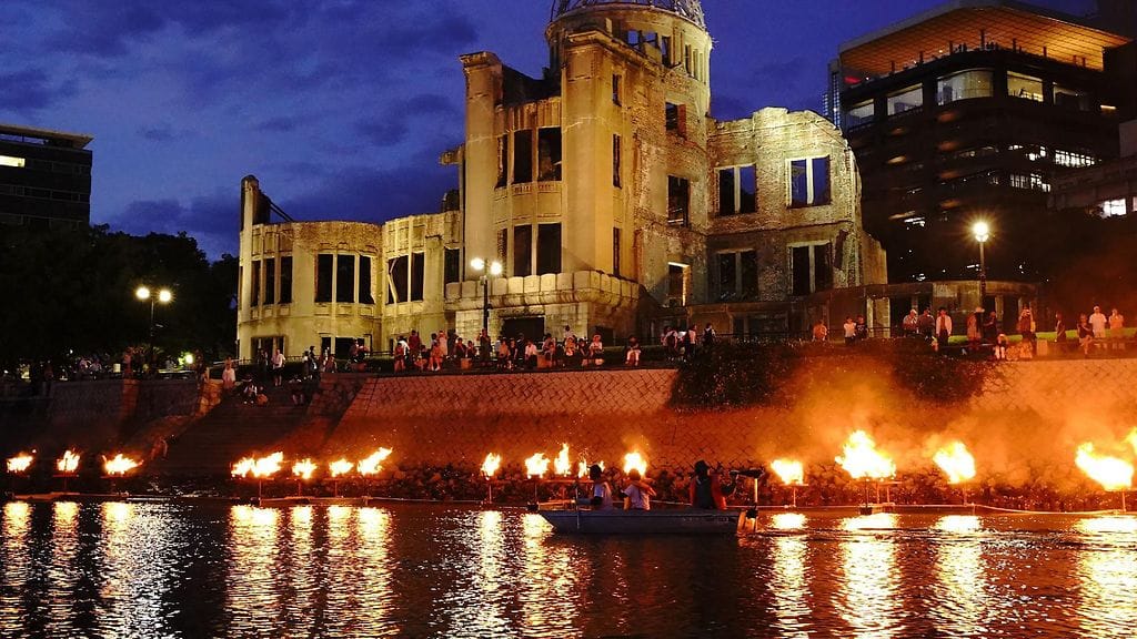 Ihmiset muistelivat maanantaina atomipommien uhreja Hiroshiman rauhanpuistossa.