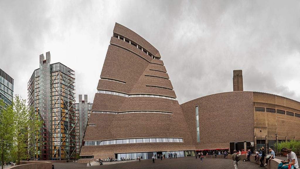Poika pudotettiin kuvassa keskellä näkyvän Tate Modern -museon rakennuksen näköalatasanteelta.