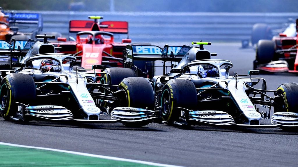 Valtteri Bottas ja Lewis Hamilton taistleusa Unkarin kisastartissa.