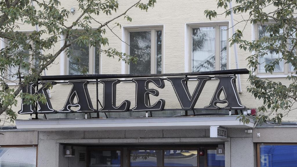 Kalevan kyltti Oulun keskustassa, kuvattu 2012.