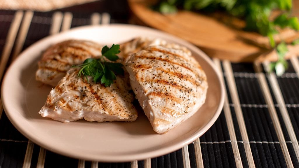 Punaisen lihan vaihtaminen vaaleaan on terveysteko. Kuvituskuva.