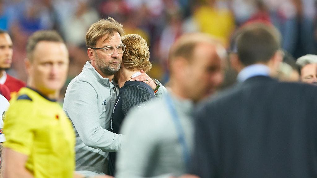 Jürgen Klopp yritti lohduttaa loppuottelun syntipukiksi leimattua maalivahti Loris Kariusta.