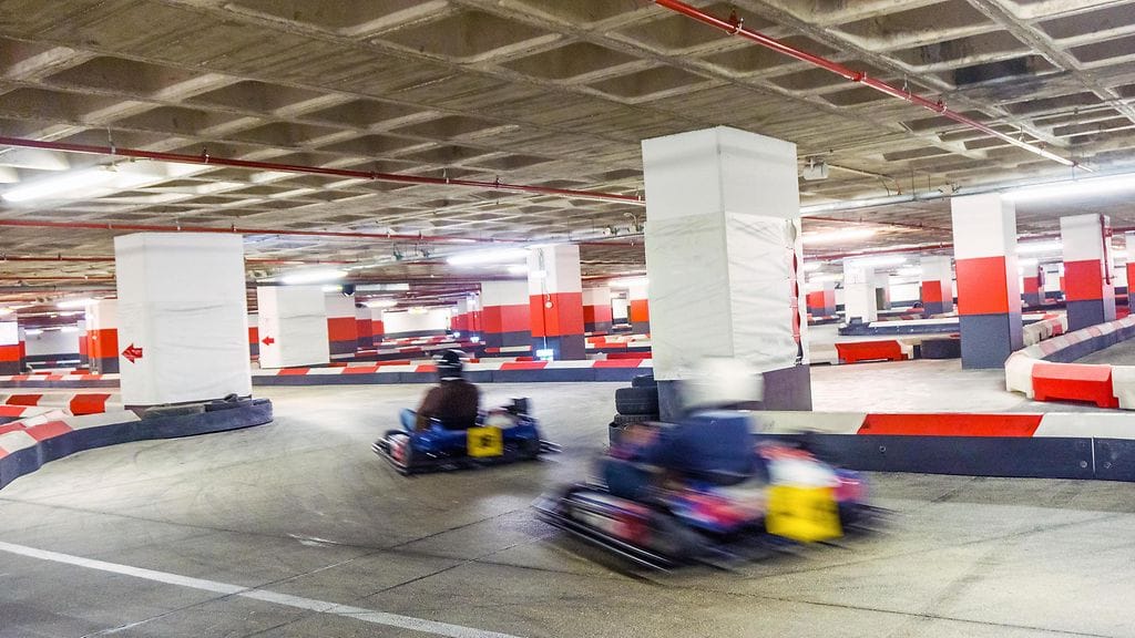 Mikroautoilu eli karting on autourheilulaji, josta monet formulakuskit aloittavat uransa. Kuvan halli tai autot eivät liity tapaukseen.