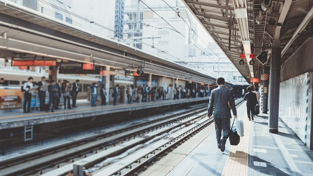 Brittiasemilla liukastuneet tai muuten itseään teloneet saavat rautatieyhtiöltä huimiakin korvauksia.