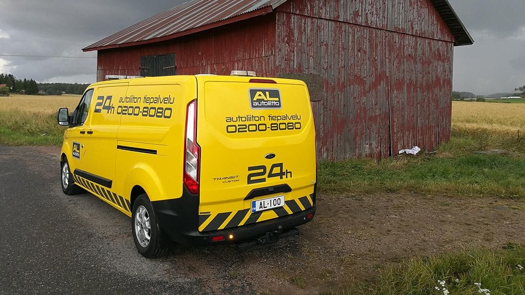 Autoliiton satavuotisjuhlavuotta kunnioittavan tiepalveluauton rekisterinumero on AL-100.