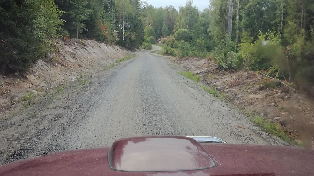 5-vuotiaan Essin koulutie kulkee mutkikkaalla hiekkatiellä, jota parhaillaan peruskorjataan.