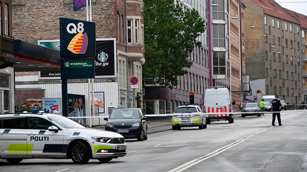 Viranomaiset ovat eristäneet laajan alueen poliisiaseman ympäriltä.