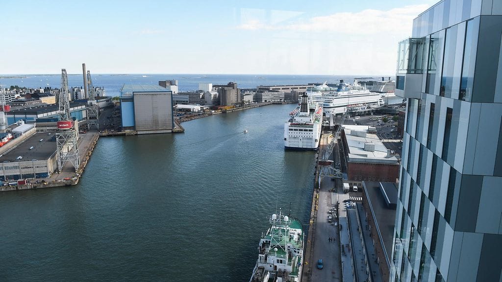 Jätkäsaarenlaituri sijaitsee kuvanottopaikan alapuolella Helsingin Jätkäsaaressa.