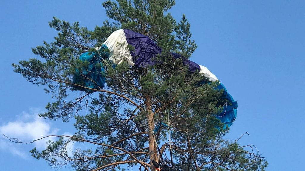 Puu kaadettiin, jotta laskuvarjo saatiin irti.