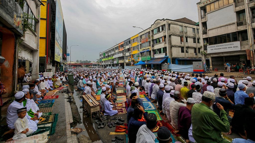 Muslimeja rukoilemassa Malesian Kuala Lumpurissa osana Id al-Adha -juhlaa.