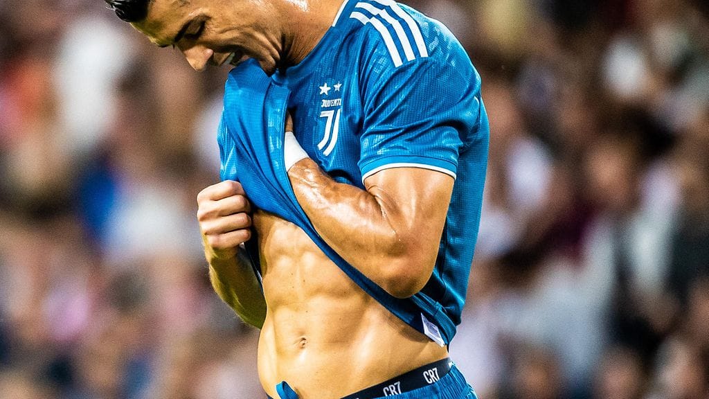 Cristiano Ronaldo esitteli vatsalihaksiaan Tukholmassa.