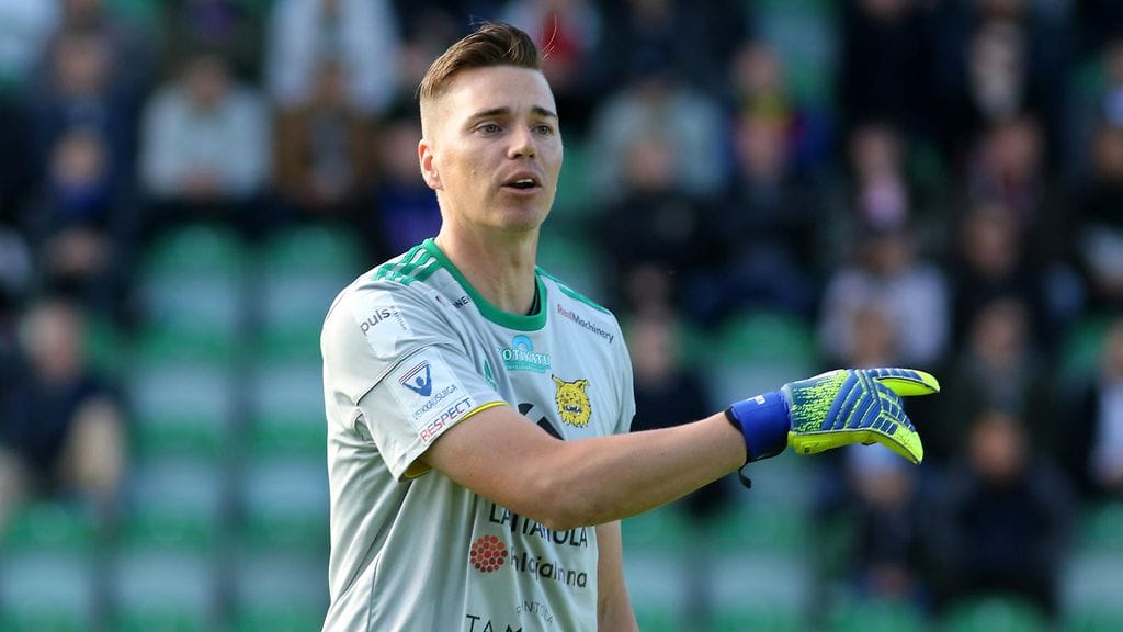 Ilveksen maalivahti Mika Hilander torjui rangaistuspotkun IFK Marienhamnia vastaan.