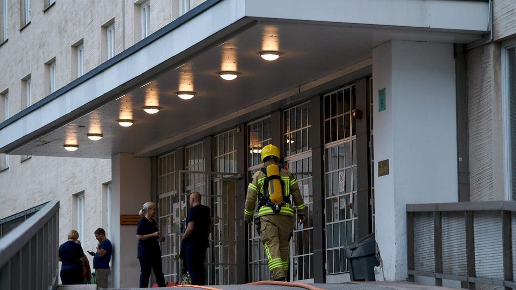 Helsingin Naistenklinikalla sunnuntaina alkuillasta syttynyt tulipalo aiheutti evakuointeja.