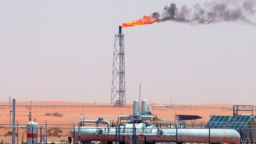 Kaasuliekki ja öljyputkistoa Khuraisin öljykentällä Saudi Arabiassa.