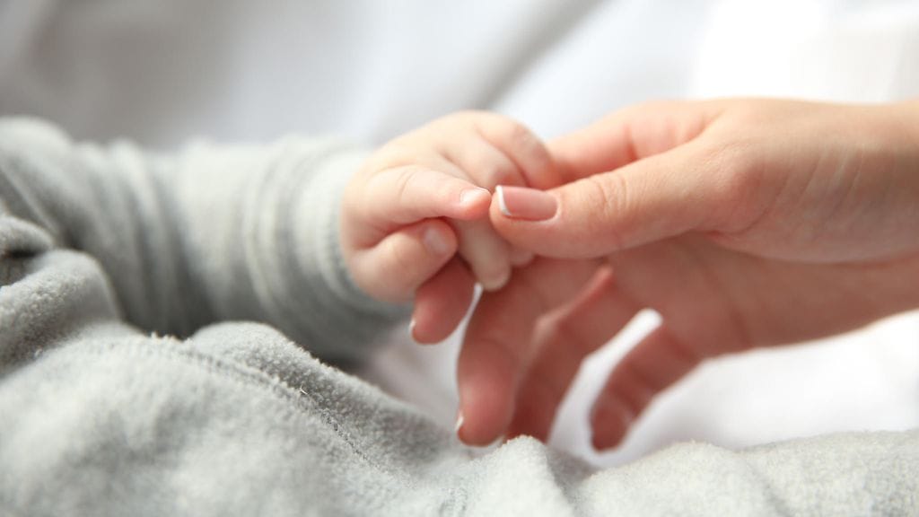 Melanoomaan sairastunut äiti viettää viimeiset hetkensä perheensä kanssa. Kuvituskuva.