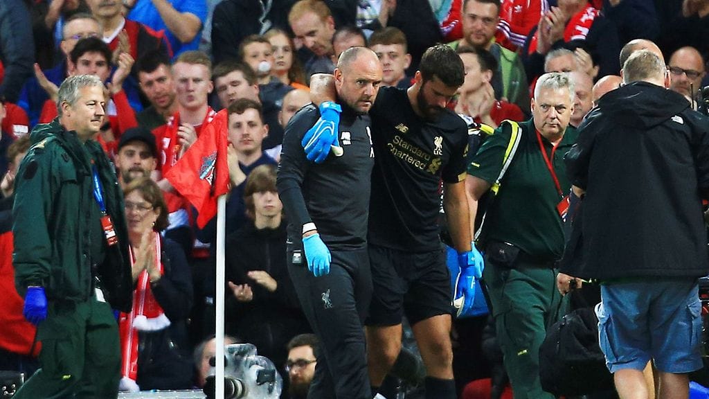 Alisson talutettiin perjantaina pois loukkaantuneena.