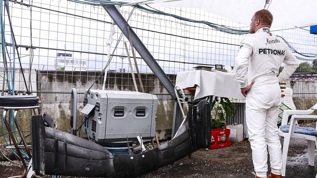 Valtteri Bottas katseli epäuskoisena kisan loppua radan varresta Saksassa.