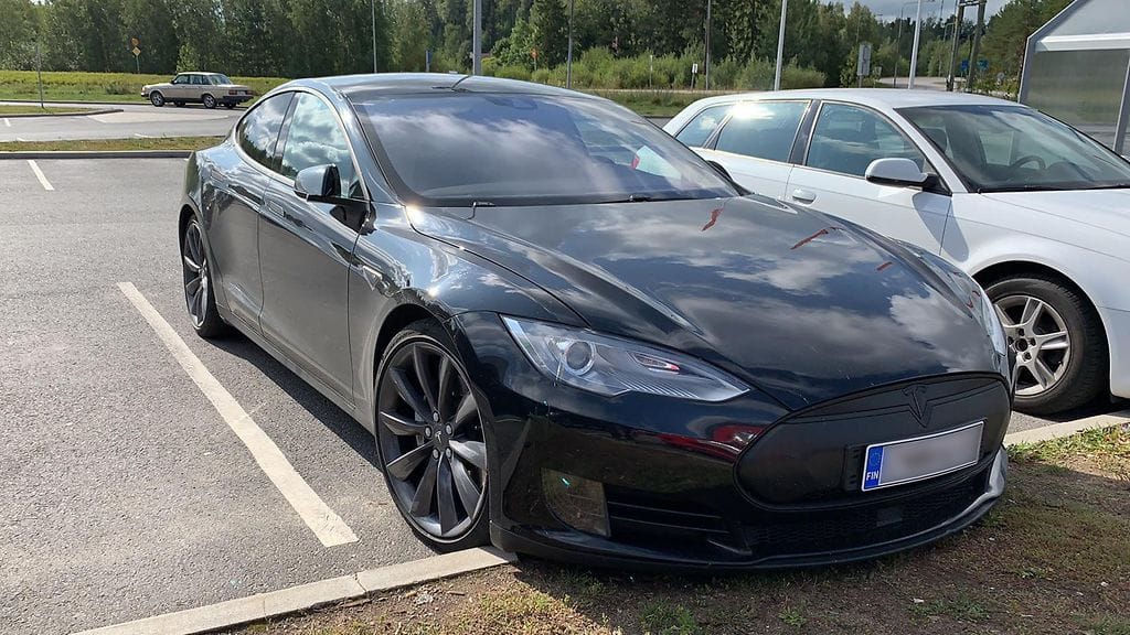 Mika Pajukko osti ensimmäiseksi sähköautokseen käytetyn Tesla Model S:n, mutta järkyttyi tiedusteltuaan siihen täyskaskoa vakuutusyhtiöltään.