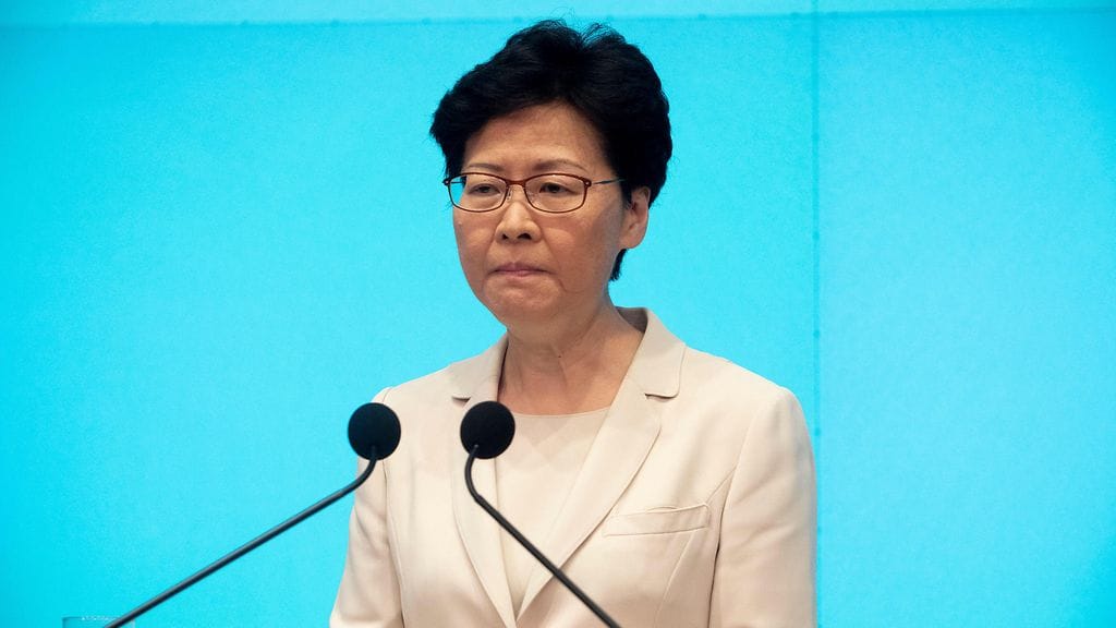 Mielenosoittajat ovat jo pitkään vaatineet Carrie Lamin eroa.