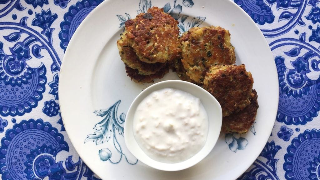 “Tästä tuli vakkari meidän ruokalistalle, jopa kasvisruokakriittinen lihansyöjämies tykkäsi.”, Sadun blogin lukija ylistää kesäkurpitsa-halloumipihvejä.