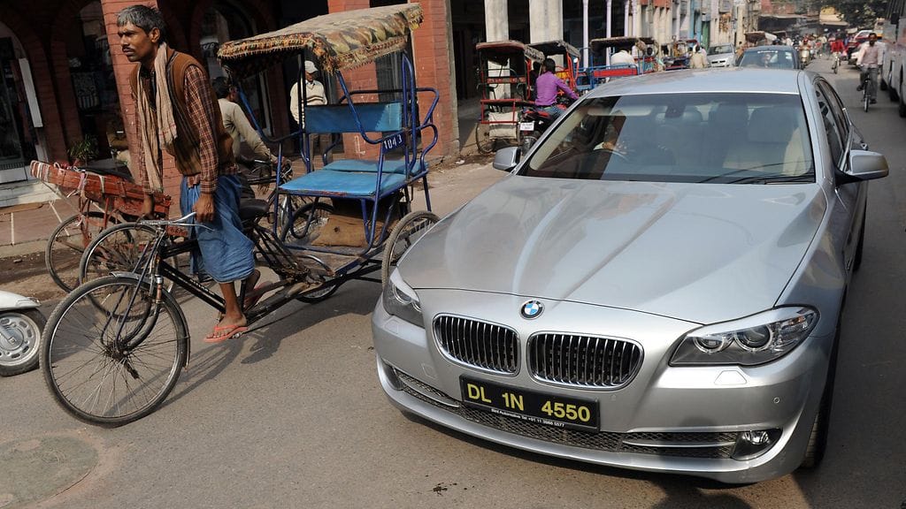 Kuvan henkilö tai auto eivät liity juttuun.