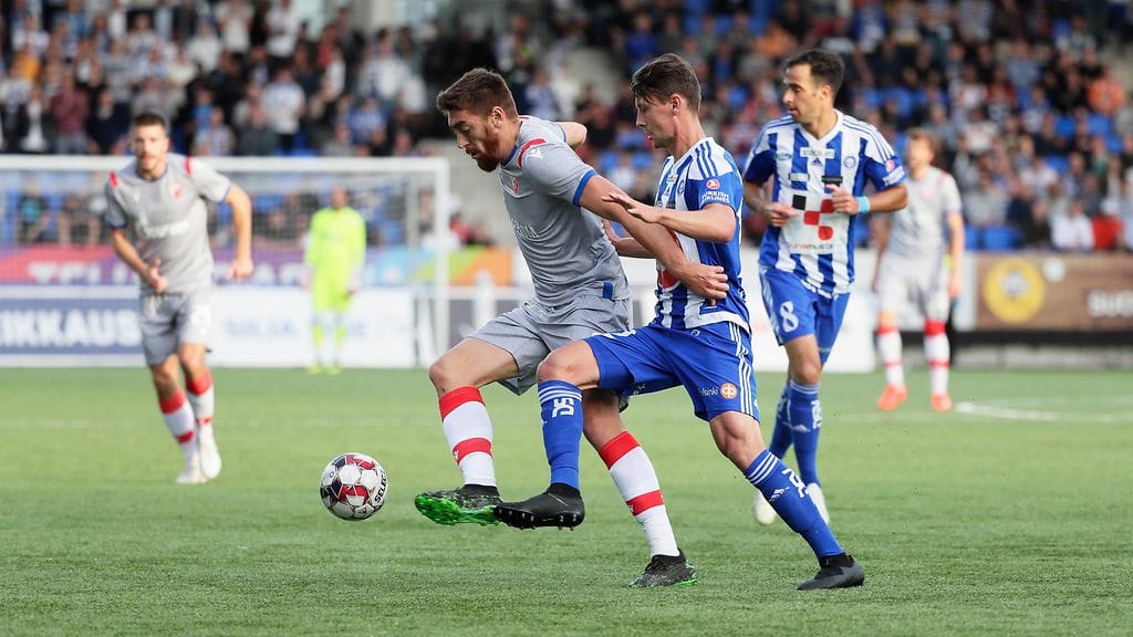 Crvena zvezdan Milan Pavkov taistelee pallosta HJK:n Kaan Kairista vastaan Mestarien liigan karsinnassa heinäkuussa.