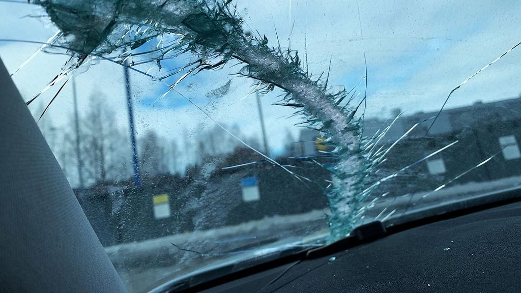 Tuulilasi meni alareunastaan täysin sirpaleiksi.