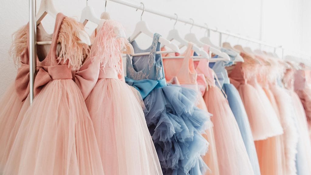 Taapero valitsi ylleen äitinsä häihin mekon. Kuvituskuva.