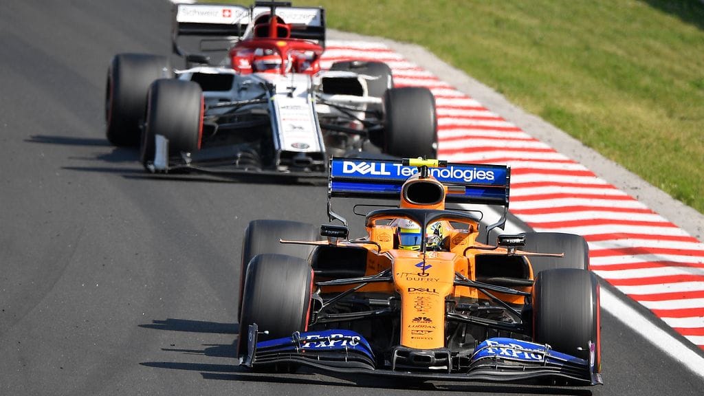 Kimi Räikkönen taistelussa McLarenin Carlos Sainzia vastaan.