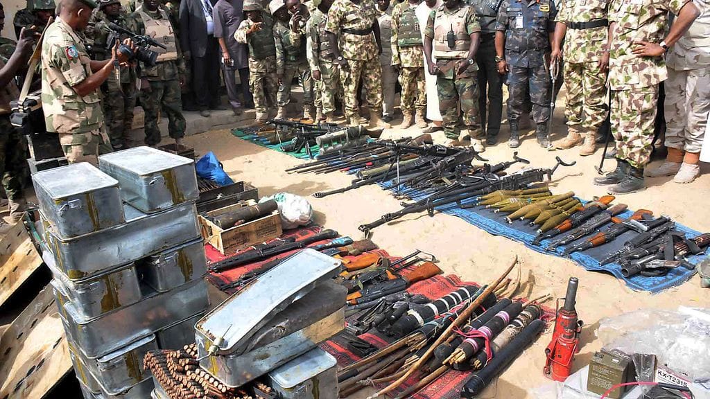 Boko Haramin leiristä takavarikoituja aseita Nigeriassa. Kuvituskuva.