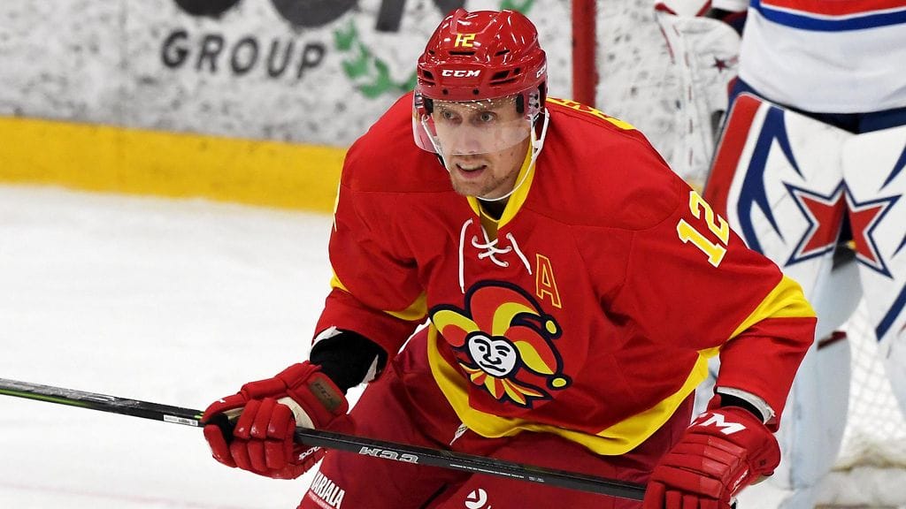 Marko Anttila tarjosi kovuutta ja sai SKA-pelaajia kimppuunsa.