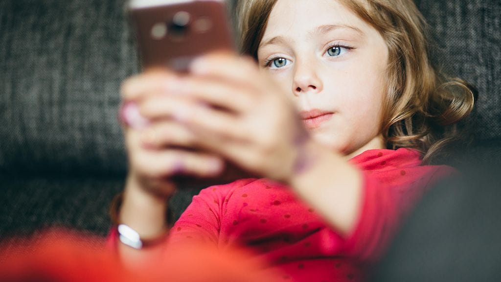2–6-vuotiaille suositellaan ruutuaikaa korkeintaan tunti päivässä. Kuvituskuva.