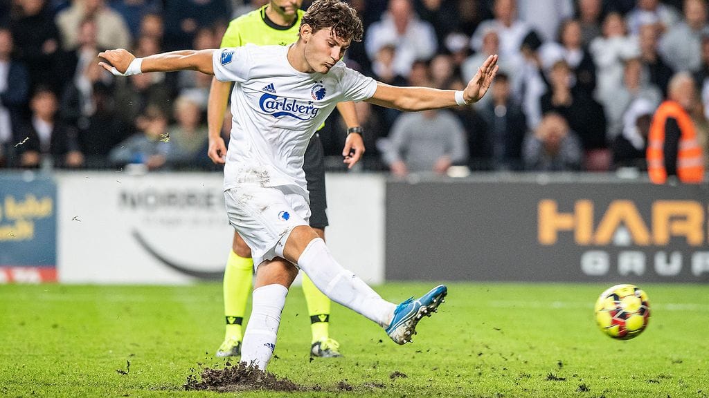 FC Kööpenhaminan Jonas Wind potkaisee ruohotuppoja irti Mestarien liigan karsinnassa Belgradin Punaista tähteä vastaan.