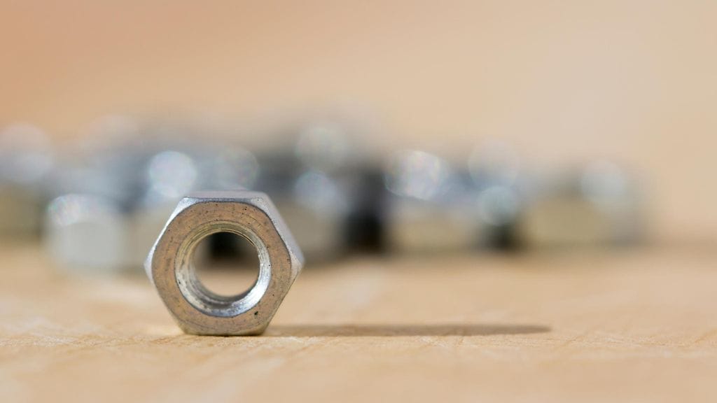 Penisrenkaana käytetty metalliruuvi aiheutti pahaa jälkeä. Kuvituskuva.