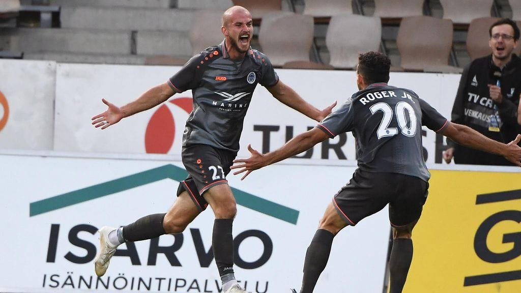 Riga FC:n Roman Debelko iski kaksi maalia HJK:n häkkiin.