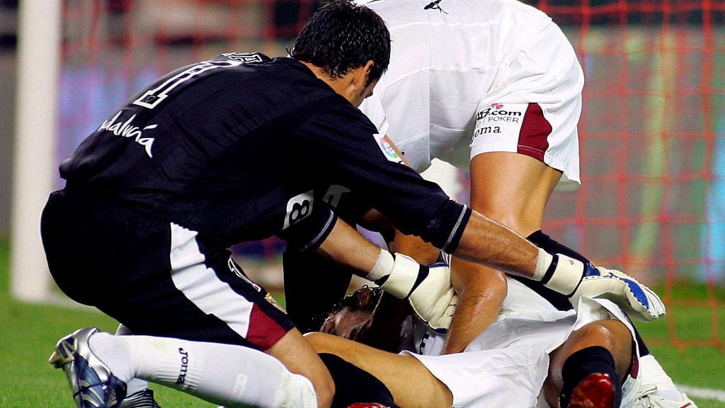 Antonio Puerta tuupertui kentän pintaan kauden 2007-2008 avausottelussa Getafea vastaan. Espanjalainen menehtyi kolme päivää myöhemmin sairaalassa.