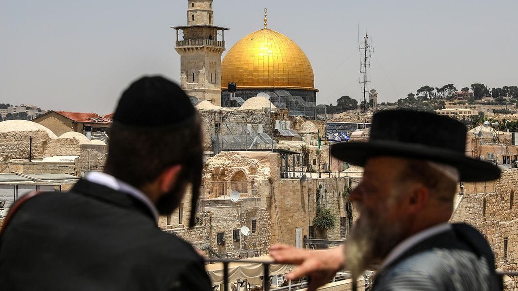 Jerusalemin Temppelivuori ja Kalliomoskeija vanhankaupungin juutalaiskorttelista nähtynä.